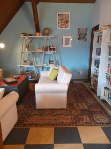 sala de estar con sofá blanco y suelo a cuadros en Ferienwohnung Why Not en Polle