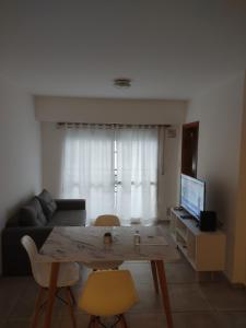 a living room with a table and a couch at Dpto de 1 dormitorio en el centro de la ciudad in Rosario