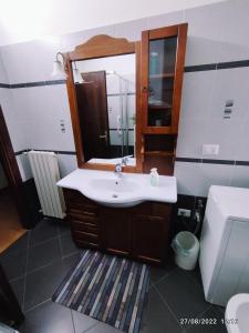 een badkamer met een wastafel en een spiegel bij CasaVacanze Salza nel Borgo in Sutri