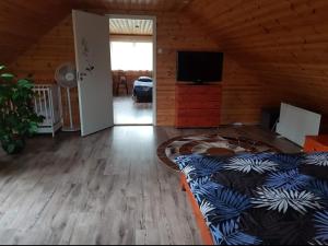 Postel nebo postele na pokoji v ubytování Väike-Puusmetsa puhkemaja