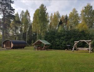Zahrada ubytování Väike-Puusmetsa puhkemaja