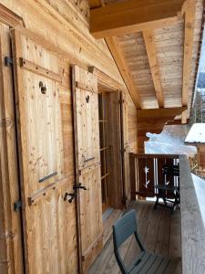 Habitación de madera con puerta de madera y mesa en Chalet familial, en Chamoson