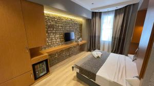 イスタンブールにあるGrand Ambiance Hotelのベッドルーム(暖炉、ベッド、テレビ付)