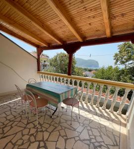 a patio with a table and chairs on a balcony at Vuko i Magdalena Midzor in Petrovac na Moru
