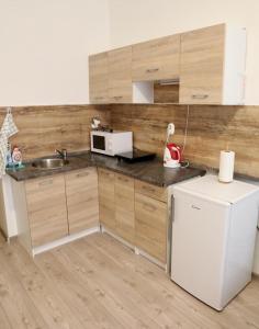 Kjøkken eller kjøkkenkrok på Lana Lo Apartments