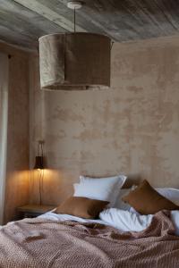 sypialnia z łóżkiem z poduszkami i sufitem w obiekcie Azenhas do Mar Valley House w mieście Sintra