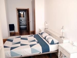 1 dormitorio con cama, escritorio y puerta en RiverSide en Barakaldo