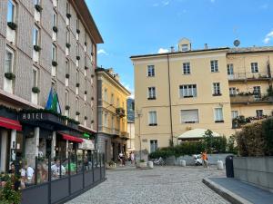 uma rua de calçada numa cidade com edifícios em BELABRI'- centralissime mansarde charme&comfort CIR 0215-0216 em Aosta