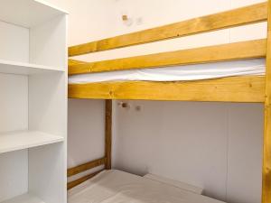 Postel nebo postele na pokoji v ubytování Appartement lumineux au centre avec balcon et parking - FR-1-425-177