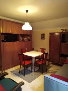 uma cozinha e sala de jantar com mesa e cadeiras em Appart du 119 em Sainte-Croix-aux-Mines