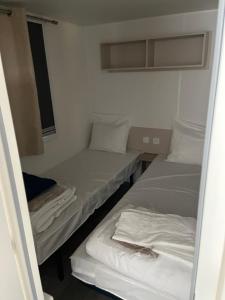 Ένα ή περισσότερα κρεβάτια σε δωμάτιο στο Location mobil home saison 2023