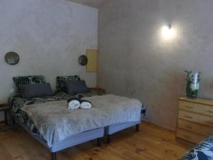 una camera da letto con un letto con due animali di peluche sopra di Source Nature a Mas-dʼAzil