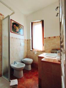コルトーナにあるLa Casa Tra Gli Uliviのバスルーム(トイレ、洗面台付)