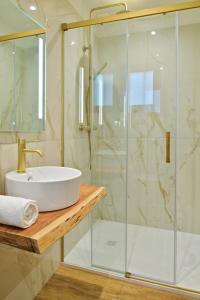 een badkamer met een wastafel en een douche bij COCO in Venaco