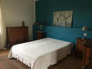 ein Schlafzimmer mit einem weißen Bett und einer blauen Wand in der Unterkunft Très jolie villa à Vence in Vence