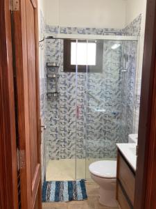 ein Bad mit einer Dusche, einem WC und einem Waschbecken in der Unterkunft Casa Isidoro in Valle Gran Rey