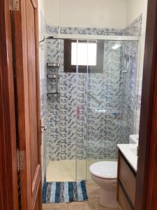 une salle de bain avec une douche avec des toilettes et un lavabo dans l'établissement Casa Isidoro, à Valle Gran Rey 26 autres photos