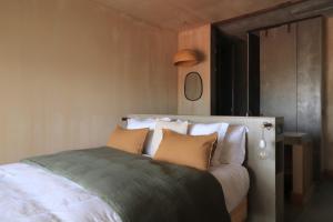 Cama ou camas em um quarto em Azenhas do Mar Valley House