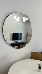 塞薩羅尼基的住宿－Nomas Skg Apartment，客厅墙上的镜子