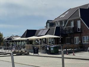 a building with solar panels on top of it at Illas Koje - Fehmarn in Westerbergen