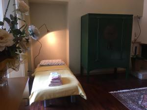 1 dormitorio con 1 cama y armario verde en Lake Como Villa Ines Junior Apartment, en Faggeto Lario 
