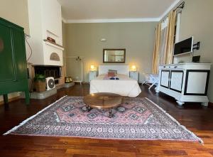 Sala de estar con cama y mesa en Lake Como Villa Ines Junior Apartment, en Faggeto Lario 