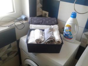 uma caixa de toalhas em cima de uma máquina de lavar roupa em Apartment with terrace - dai fratelli Gurrieri em Ragusa