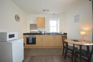A kitchen or kitchenette at Otter Apartment