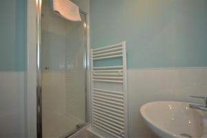 bagno con doccia e lavandino di Otter Apartment a Tobermory