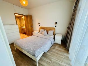 - une chambre avec un lit dans l'établissement Residential area - quiet place, à Bruxelles