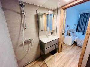 La salle de bains est pourvue d'un lavabo et d'une douche. dans l'établissement Residential area - quiet place, à Bruxelles
