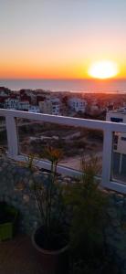 puesta de sol desde el balcón de un edificio en Appart Adoar Tamrakht Taghazout Agadir, en Agadir