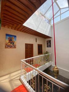 eine Treppe in einem Haus mit Glasdecke in der Unterkunft Dar Dikrayat in Marrakesch