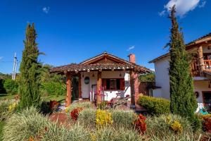 ein Haus mit einem Pavillon im Garten in der Unterkunft Hotel Estorake San Agustin Huila in San Agustín