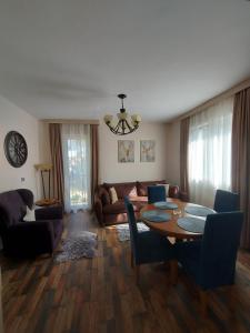 Uma área de estar em Apartmani Borova Iglica Divčibare