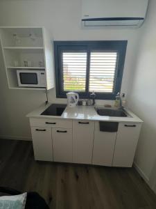 Imagen de la galería de סטודיו חדש ויפה עם נוף לים, en Netanya