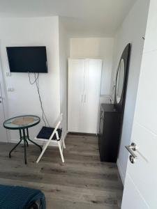 Imagen de la galería de סטודיו חדש ויפה עם נוף לים, en Netanya