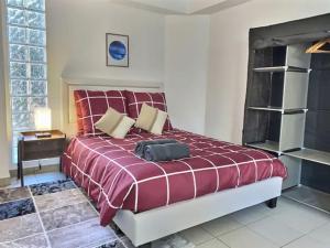 1 dormitorio con 1 cama grande con manta roja en CHATENAY 2, en Fontenay-aux-Roses