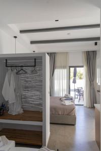 スキロスにあるSKYROS BLUE SUITESのベッドルーム1室(ベッド1台付)