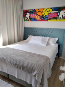 En eller flere senge i et værelse på Magnífico "QUARTO" Privativo em Apto, com Vista Espetacular