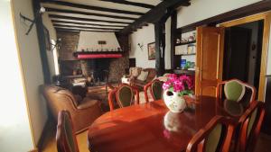 A seating area at Casa Rural Betraunea
