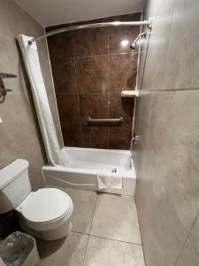 Koupelna v ubytování Super 8 by Wyndham McAllen-Downtown-Airport-LA Plaza Mall