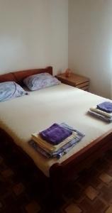 מיטה או מיטות בחדר ב-Rustic Haus Pivon