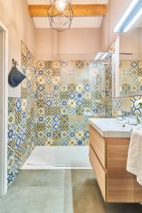 y baño con bañera y lavamanos. en La casita de Singulis, en Cangas de Morrazo