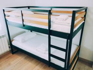 - un lit superposé noir avec des oreillers blancs dans l'établissement Precioso apartamento en Pamplona junto al centro, à Pampelune