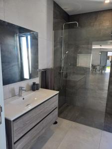 Ένα μπάνιο στο Apartamento Domingos