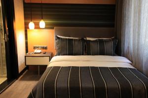 Un pat sau paturi într-o cameră la The Black Hotel