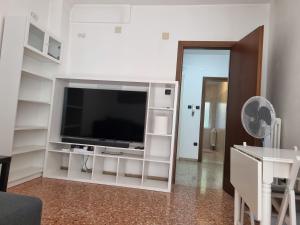 un soggiorno con grande TV e tavolo di Apt by Trieste University a Trieste