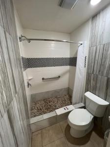 Koupelna v ubytování Super 8 by Wyndham McAllen-Downtown-Airport-LA Plaza Mall