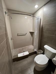 Koupelna v ubytování Super 8 by Wyndham McAllen-Downtown-Airport-LA Plaza Mall + 34 fotografií